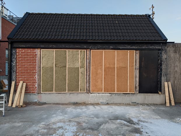 Tester med nya och befintliga isoleringsmaterial. Mineralull till vänster och isolering av träfiber till höger. Foto: Oskar Ranefjärd.